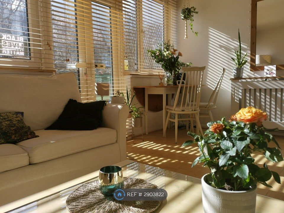 Property photo 1 of 11 Sunny Living Room