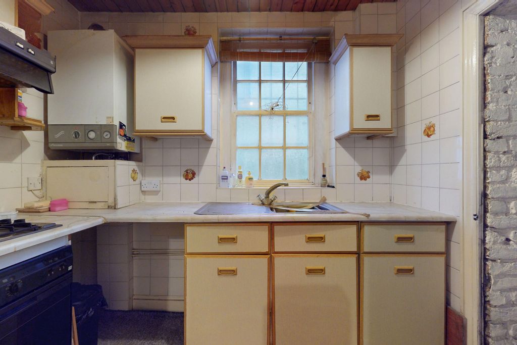 Property photo 3 of 9 172F Peckham Rye, East Dulwich, London, Se22 9Qa