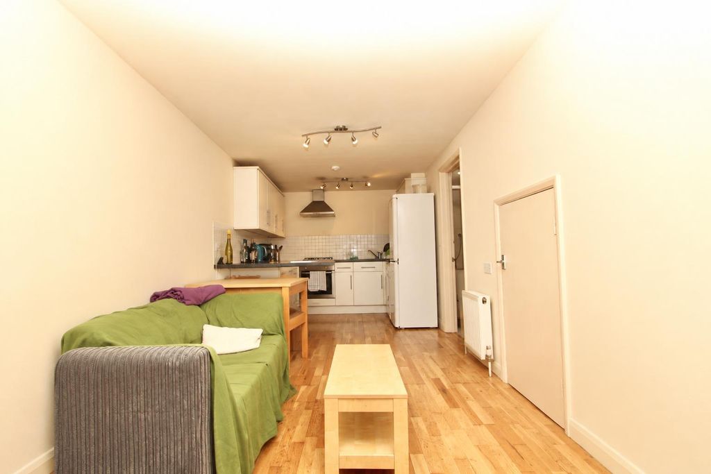 Property photo 2 of 7 Manley Court, N16