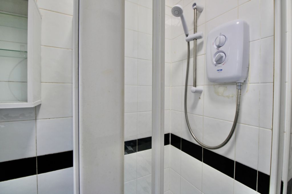 Property photo 3 of 7 Shower Close Up