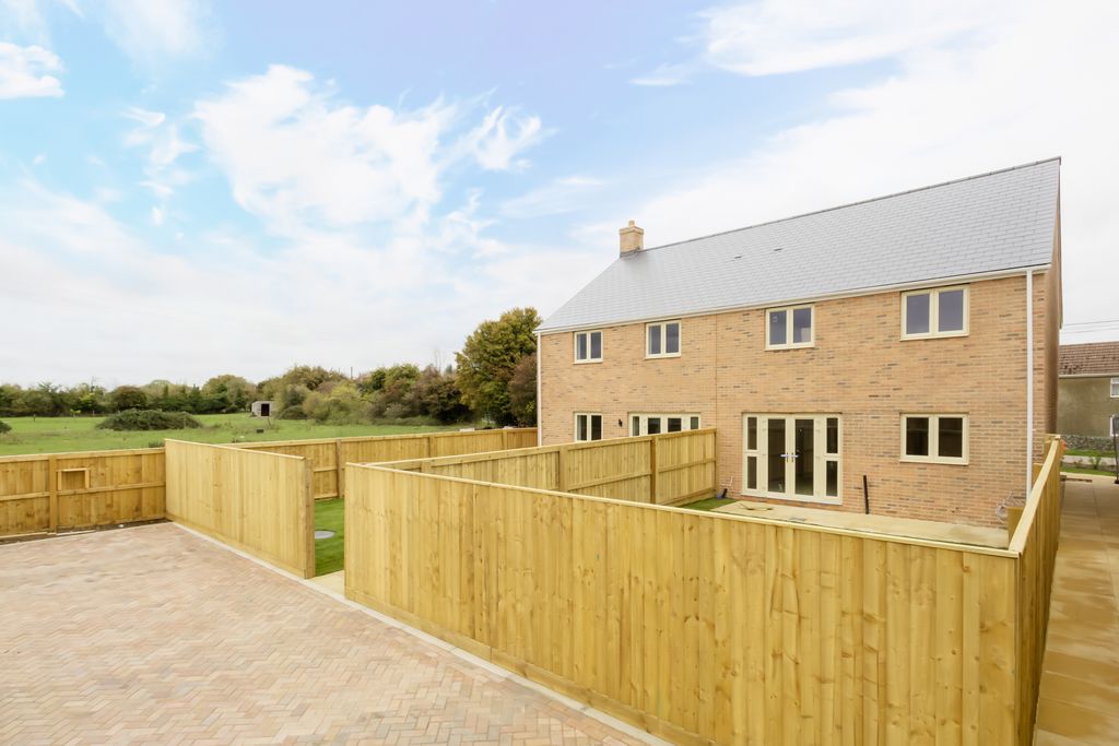 Property photo 2 of 9 251007W056