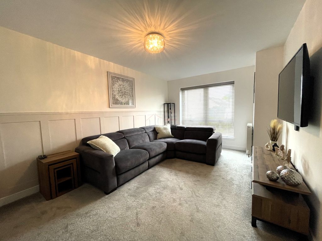 Property photo 3 of 24 Lounge A.Jpg