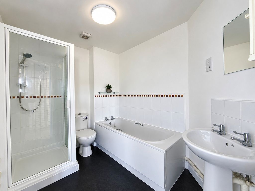Property photo 2 of 9 Bathroom