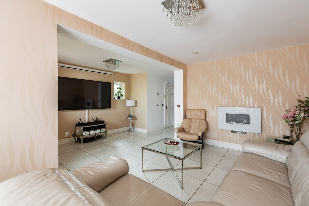 Property photo 2 of 19 4769372