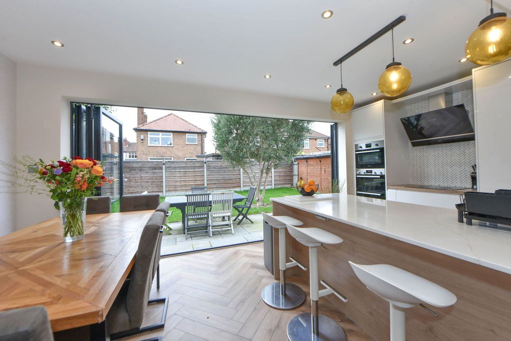 Property photo 3 of 27