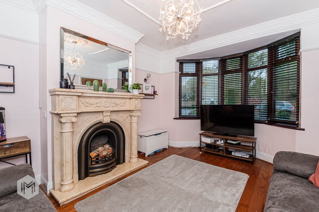 Property photo 3 of 20 Lounge