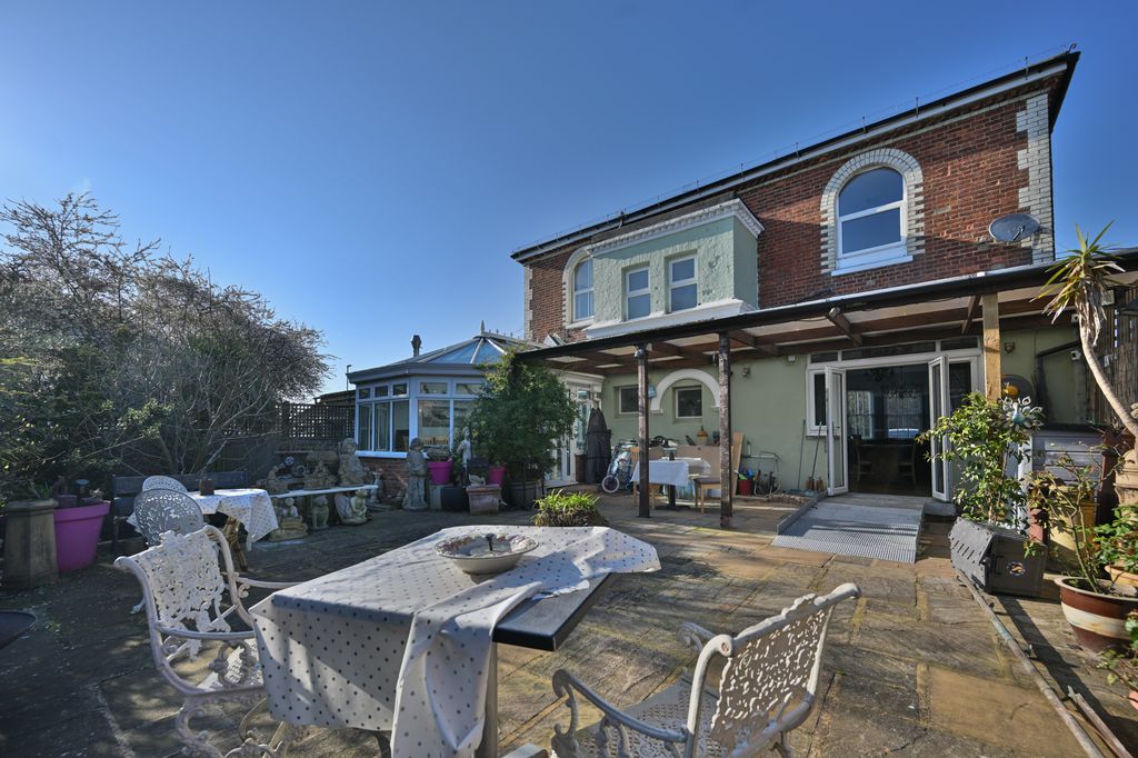 Property photo 2 of 31