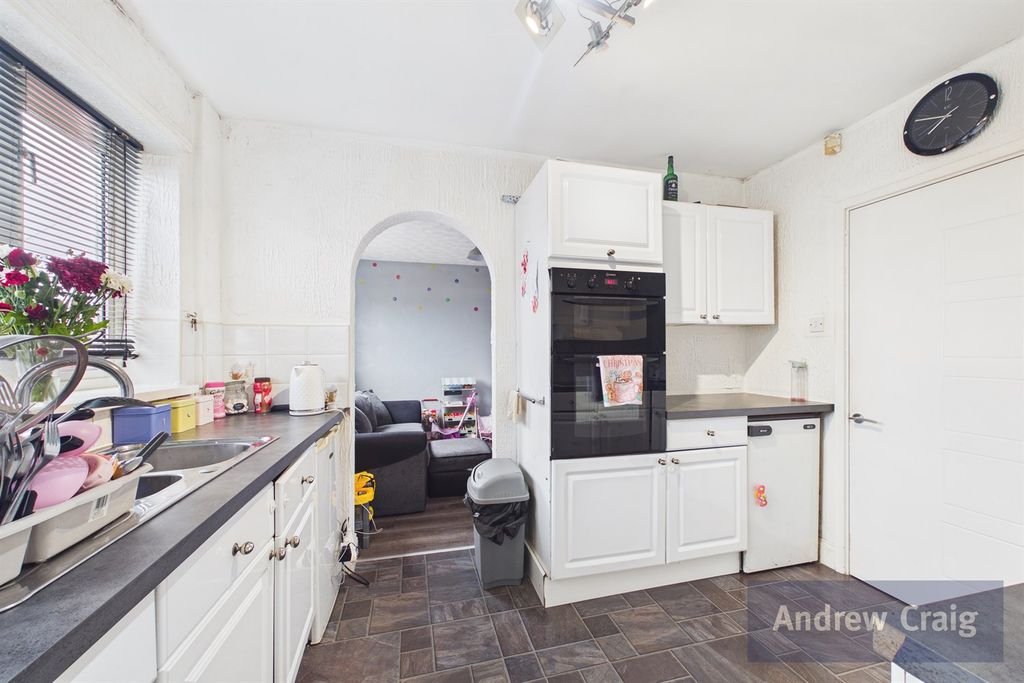 Property photo 3 of 10 Kitchen