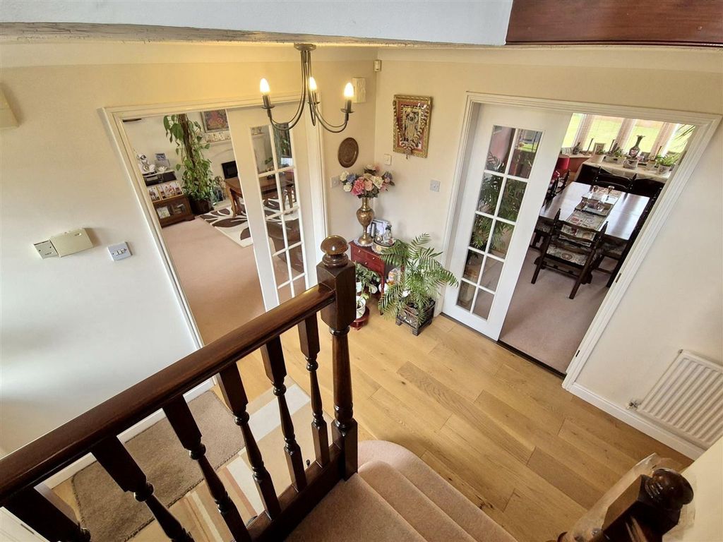 Property photo 3 of 21 Entrance Hall