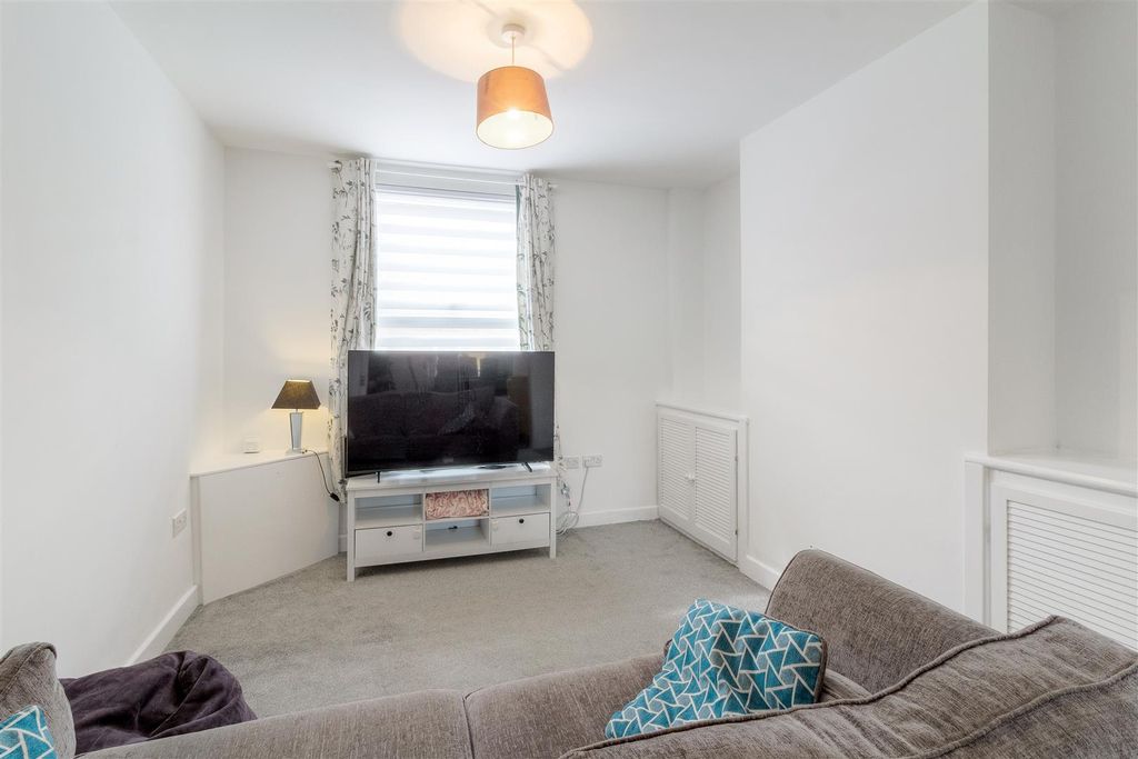 Property photo 3 of 10 Alma Street - 002.Jpg