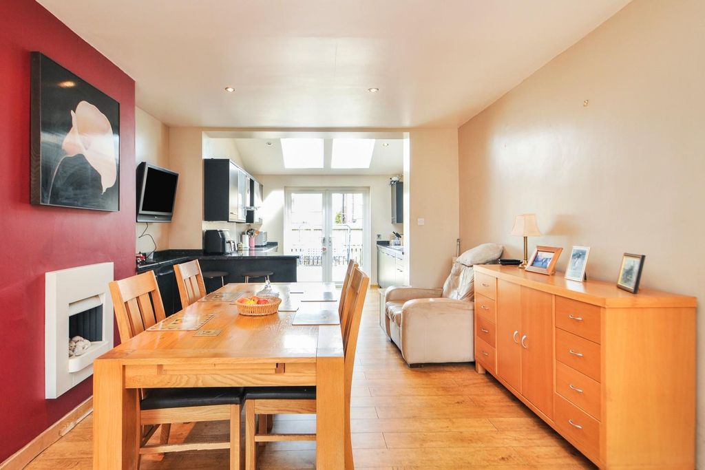 Property photo 3 of 18 Harlow007.Jpg