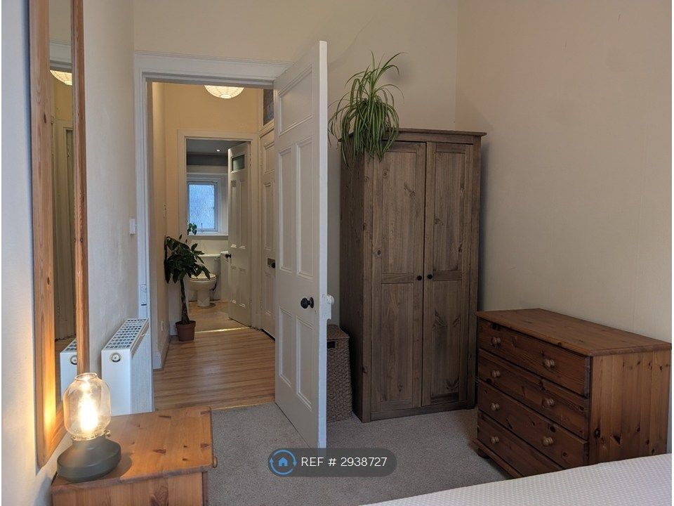 Property photo 2 of 11 Bedroom: Rustic Style Wardrobe