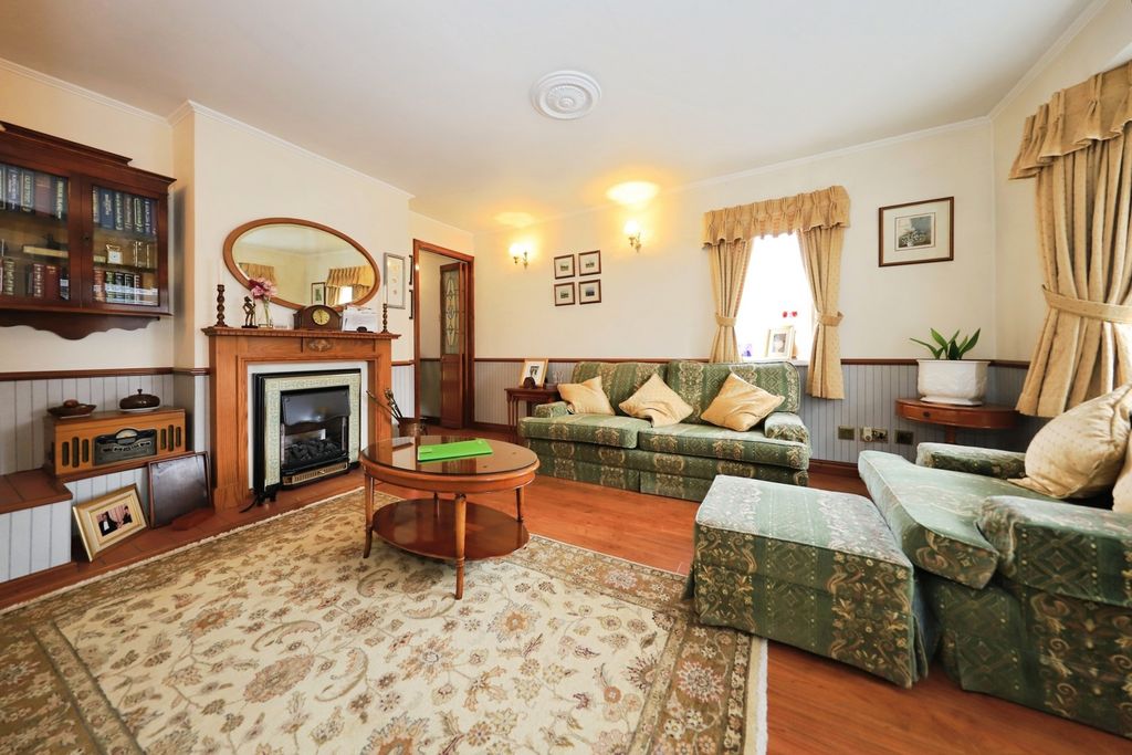 Property photo 2 of 12 Lounge