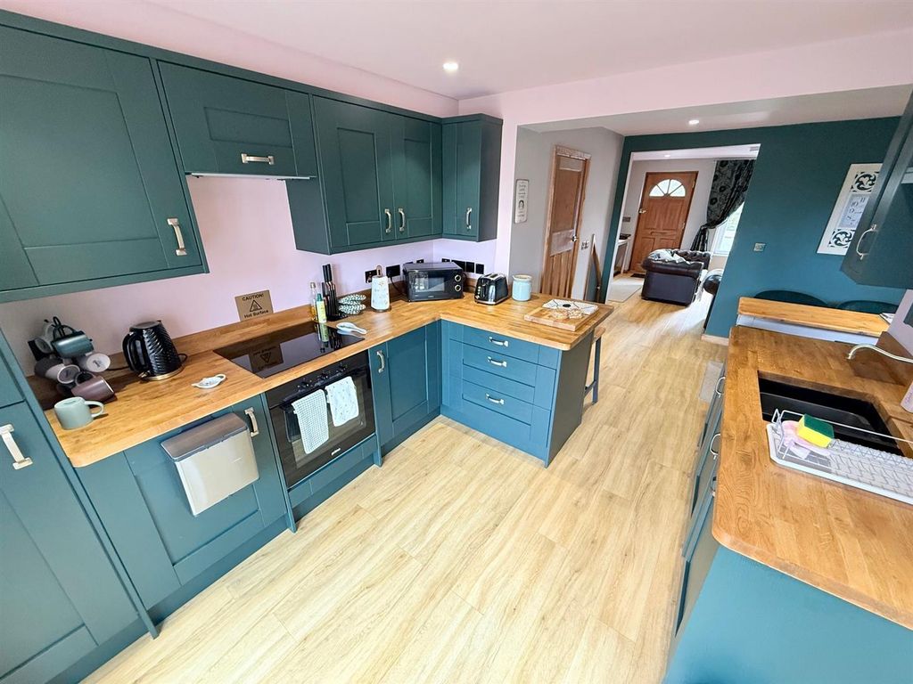 Property photo 3 of 21 Kitchen