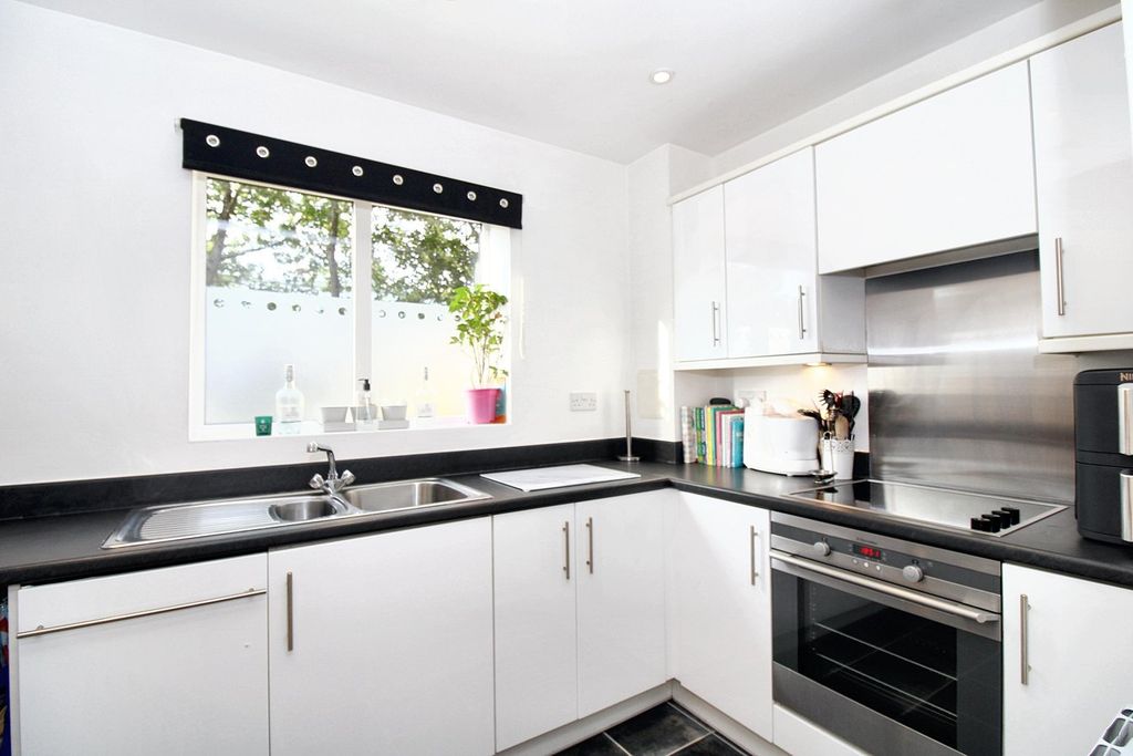 Property photo 2 of 11 Kitchen