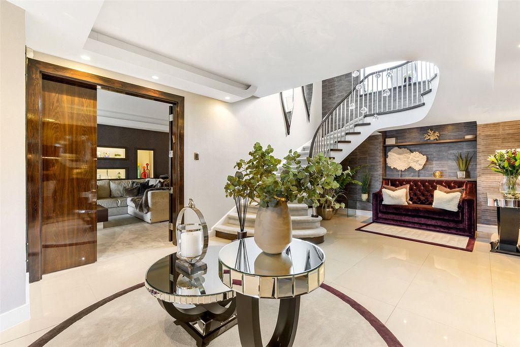 Property photo 2 of 27 Entrance Hall