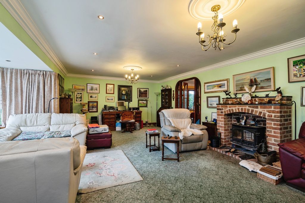 Property photo 3 of 19 Lounge