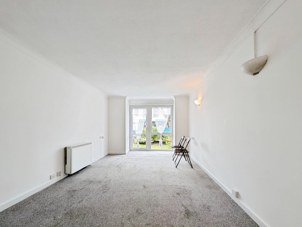 Property photo 3 of 10 Living Room