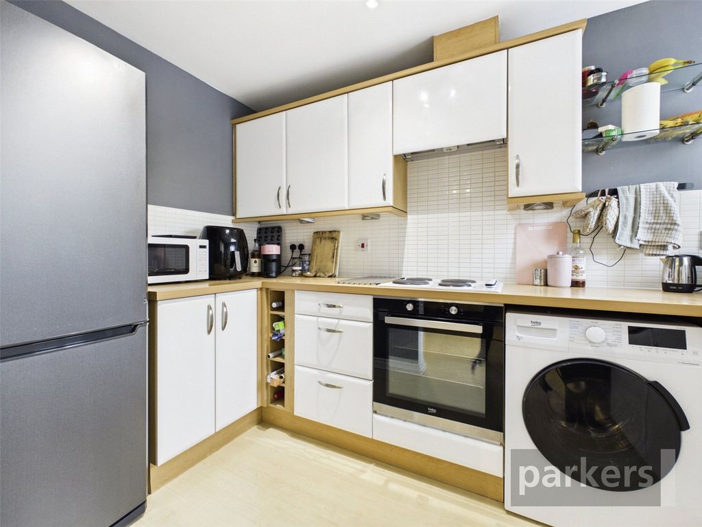 Property photo 3 of 11 Kitchen