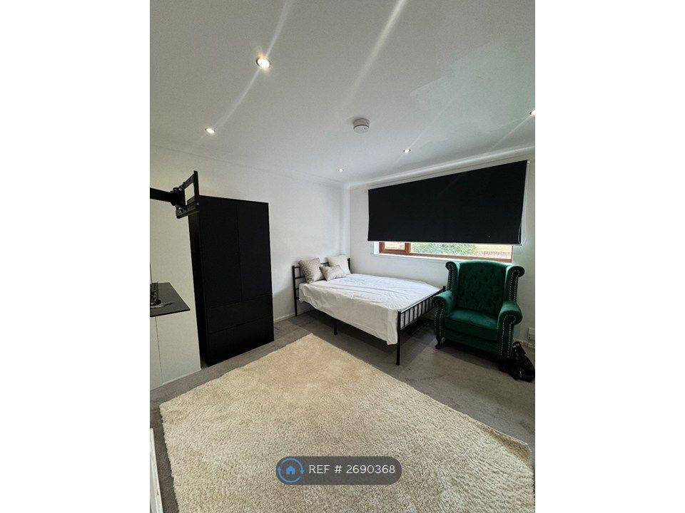 Property photo 3 of 10 Room 5 Double Room Media Wall- £700-850