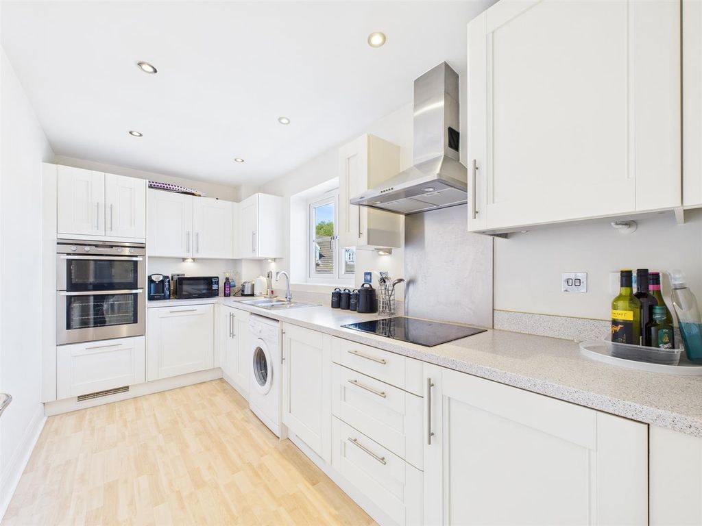 Property photo 2 of 10 Kitchen