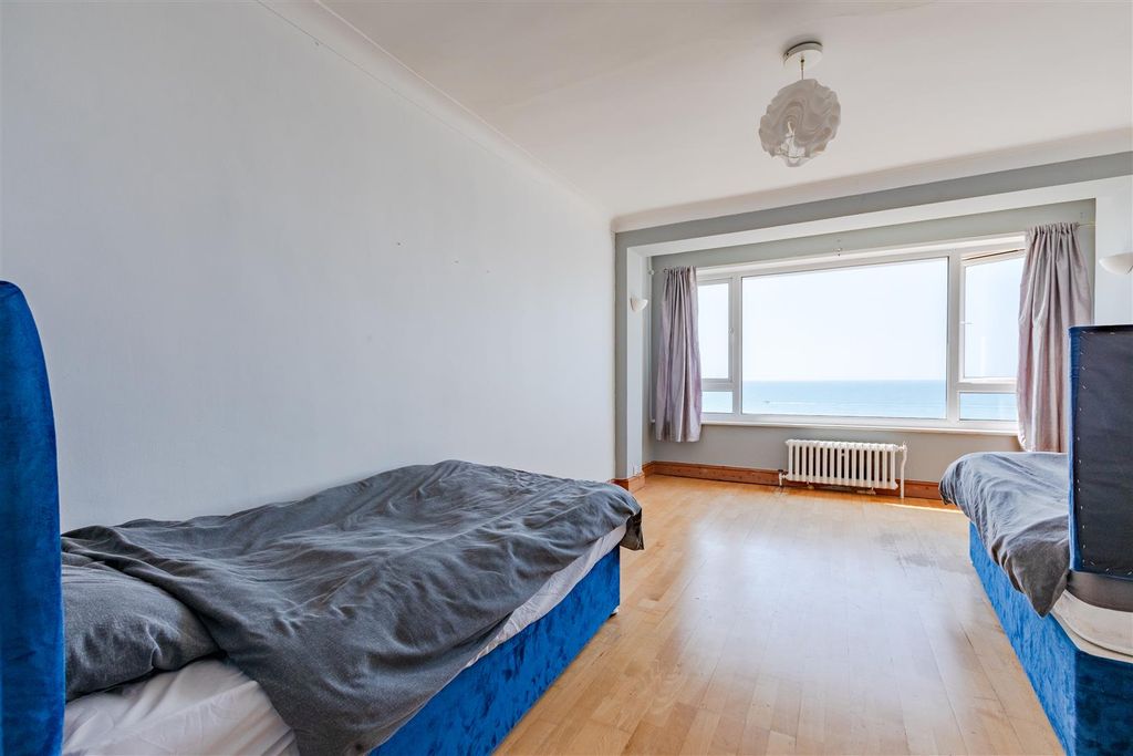 Property photo 3 of 9 Bedroom