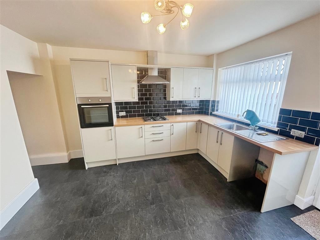 Property photo 3 of 11 Kitchen