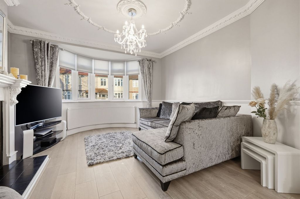 Property photo 3 of 27