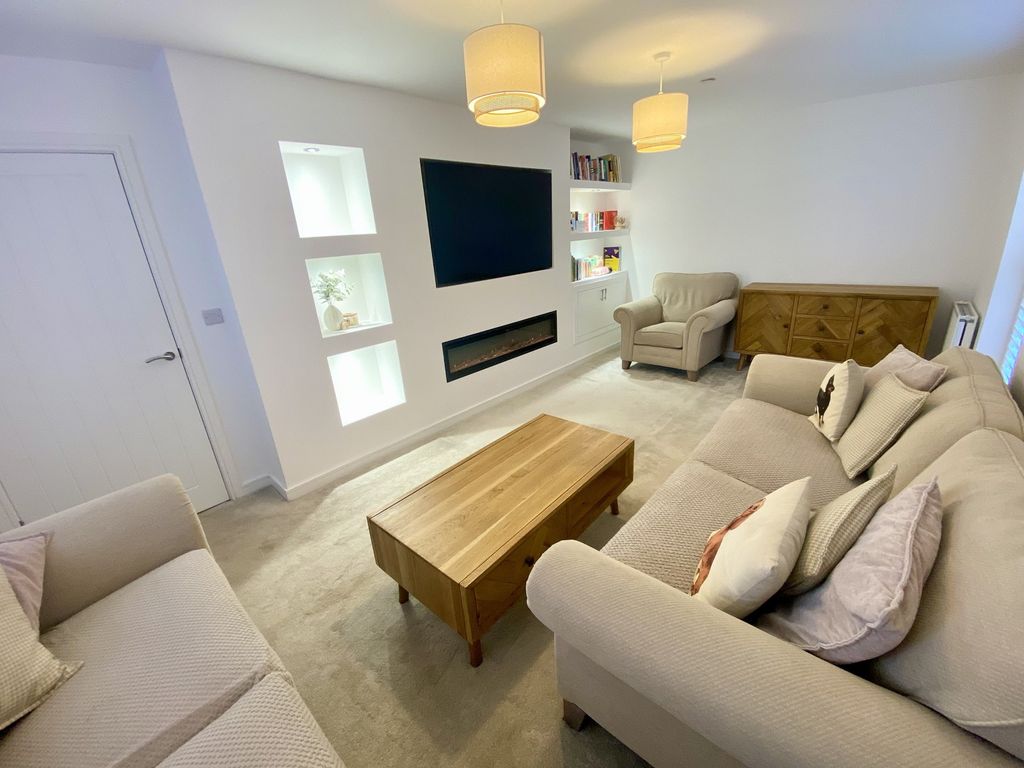 Property photo 3 of 18 Lounge