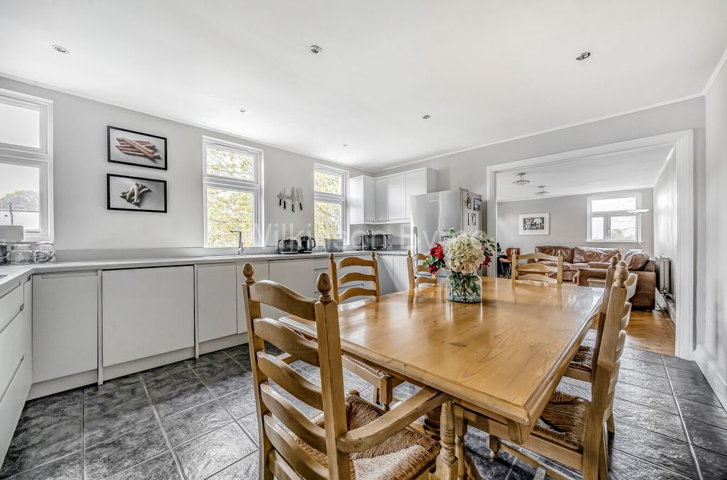 Property photo 3 of 11 Ecd2Aeee-8055-4483-B117-Fe7B4Bf0888A