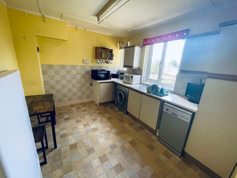 Property photo 3 of 7 Kitchen