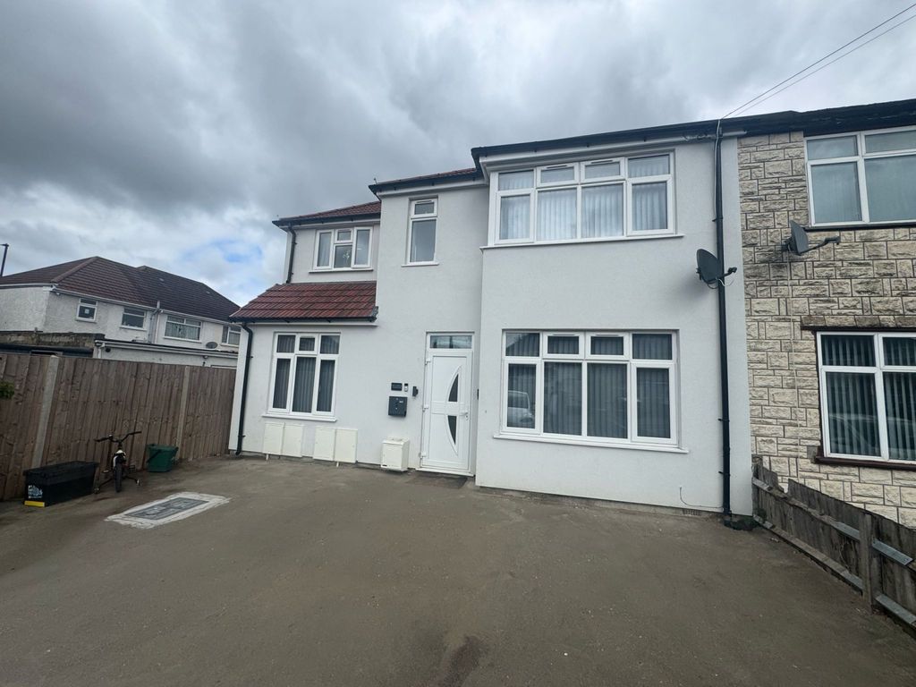 Property photo 1 of 5 3 Bed End Terrace To Rent Maple Grove, Southall Ub1