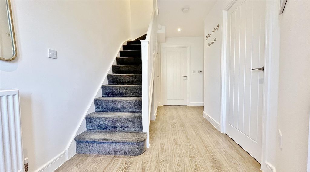 Property photo 2 of 16 Entrance Hall
