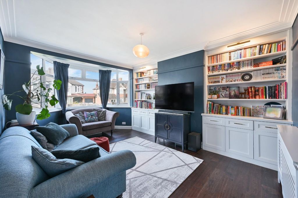 Property photo 2 of 20 Mavis Close