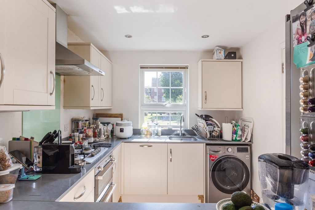 Property photo 3 of 7 83 Gainsborough Road