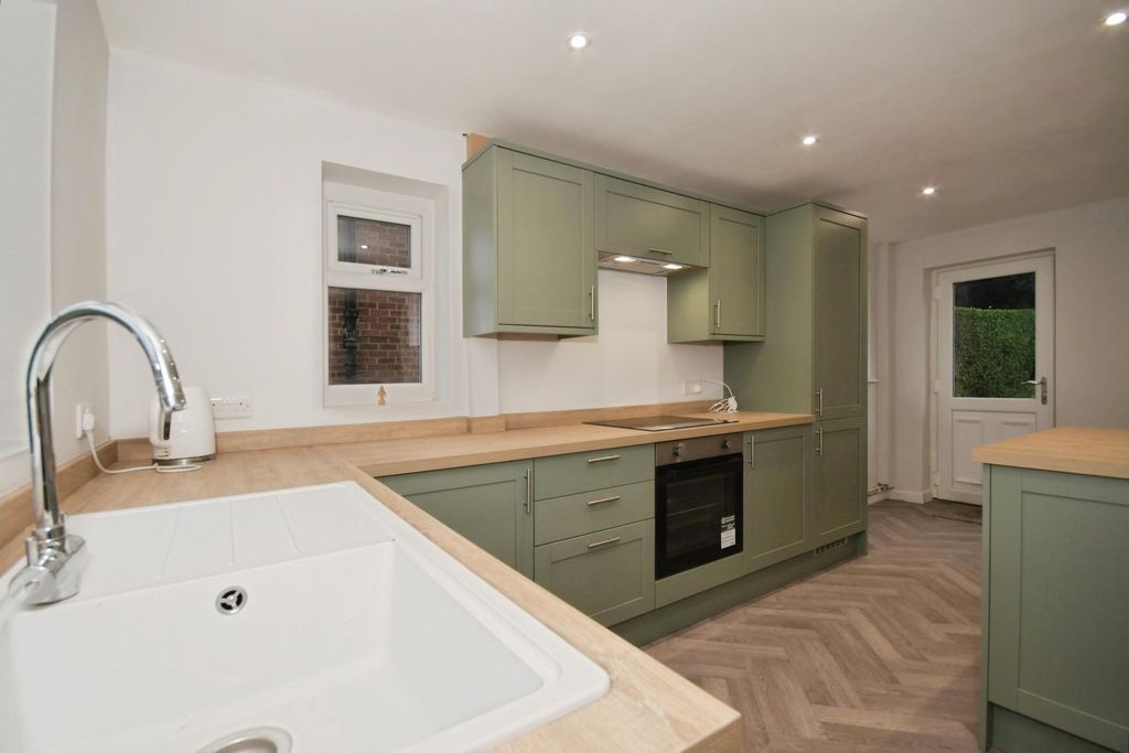 Property photo 2 of 13 Kitchen 03.Jpg