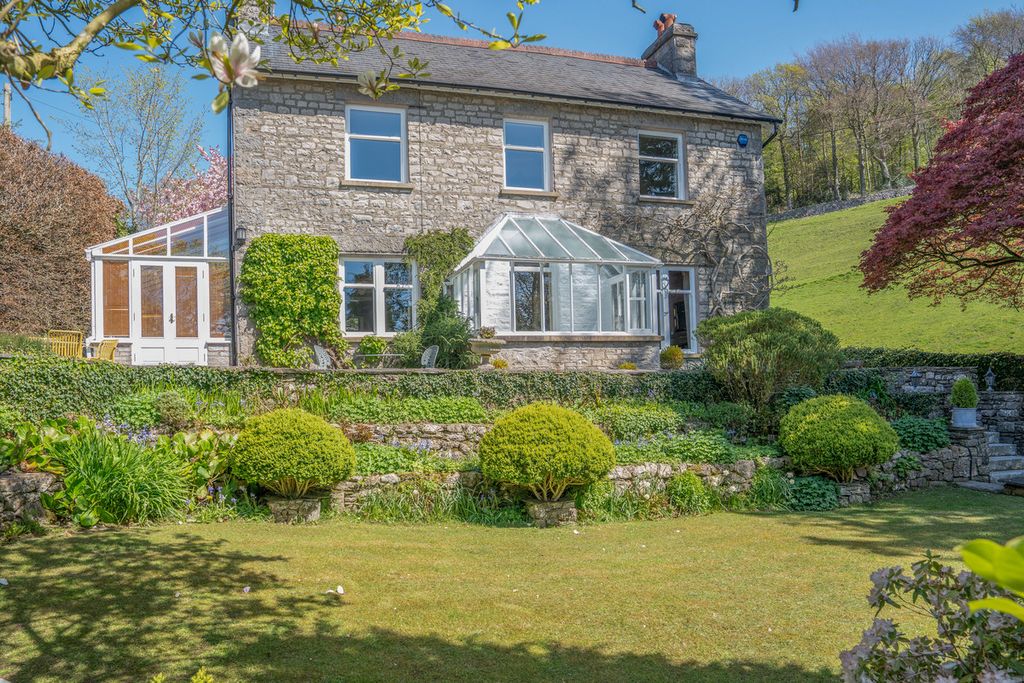 Property photo 1 of 42