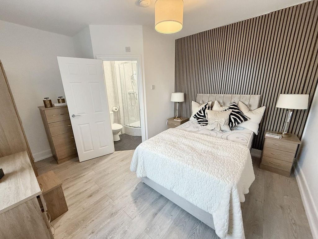 Property photo 1 of 17 Room 5.Jpg