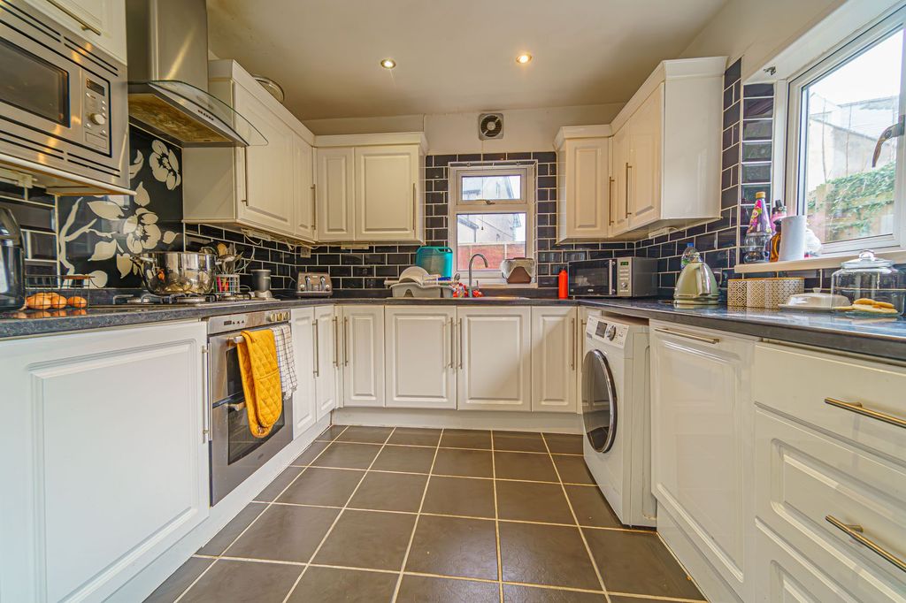 Property photo 2 of 37