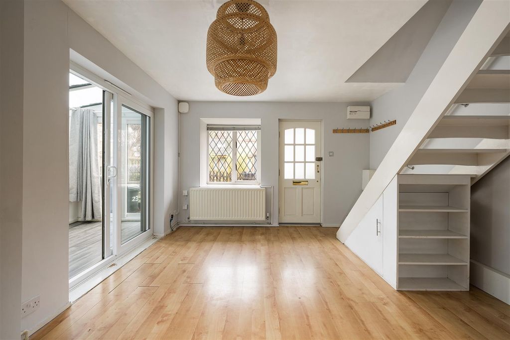 Property photo 2 of 23 Alders Close, E11