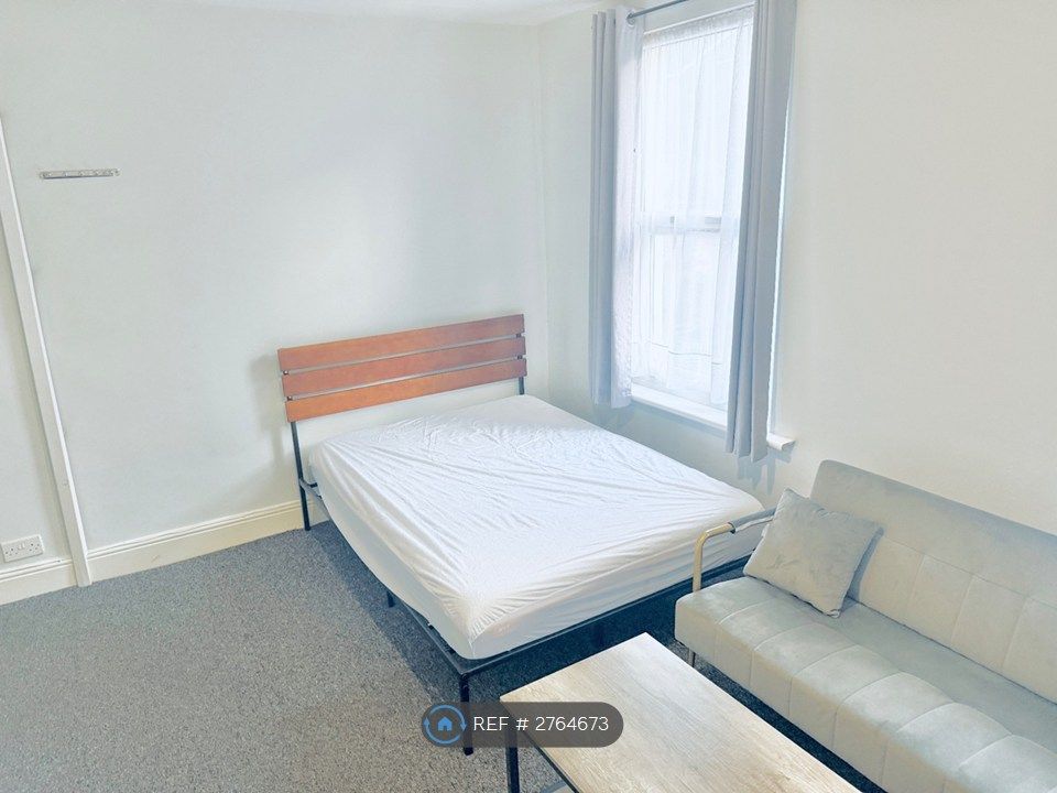Property photo 3 of 5 Studio