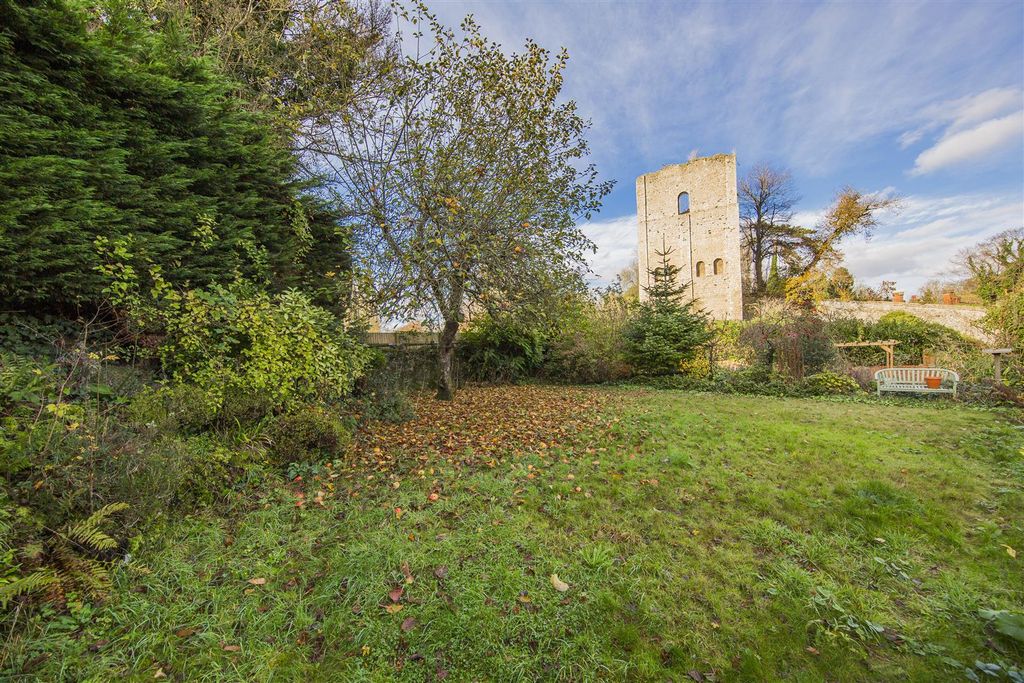 Property photo 2 of 34 Rear Garden