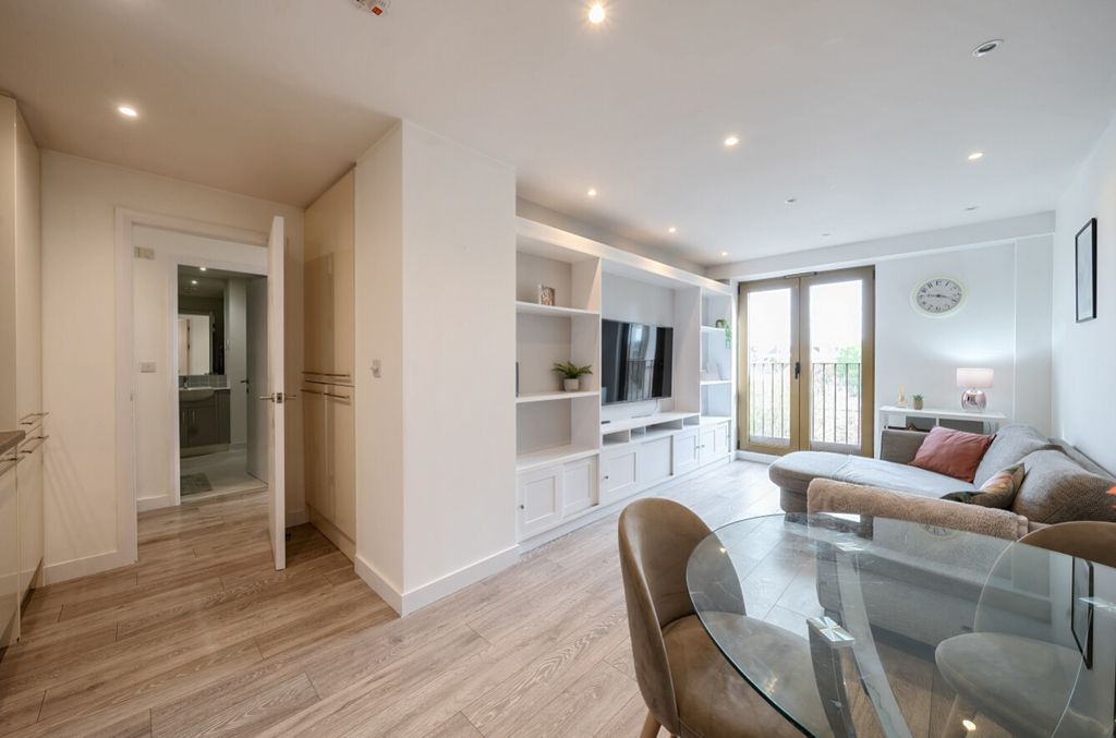 Property photo 1 of 10 Lounge Dean Estate Agent At Ewemove Cheam  Sutton