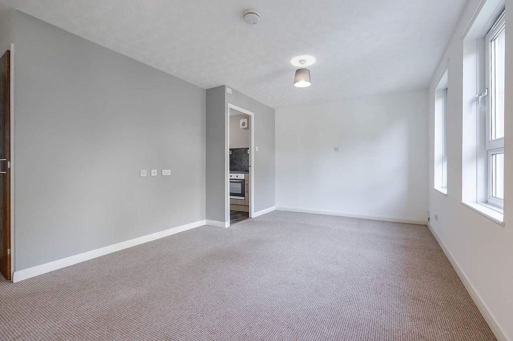 Property photo 3 of 11 Living Room/Bedroom