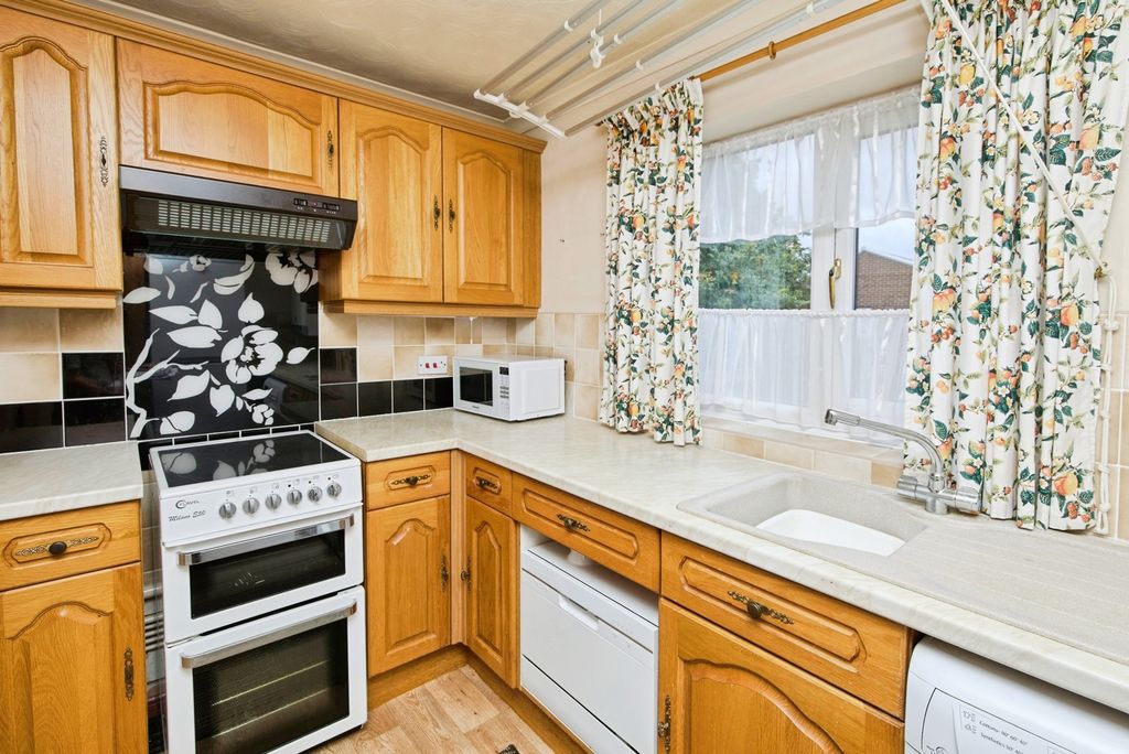 Property photo 3 of 17 Kitchen