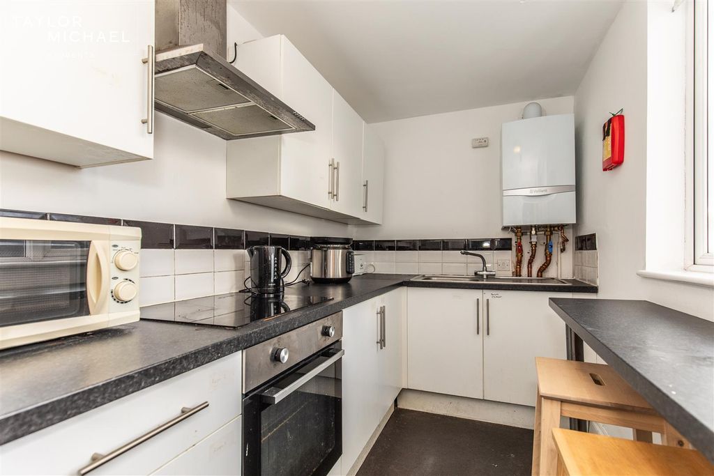 Property photo 3 of 5 Kitchen