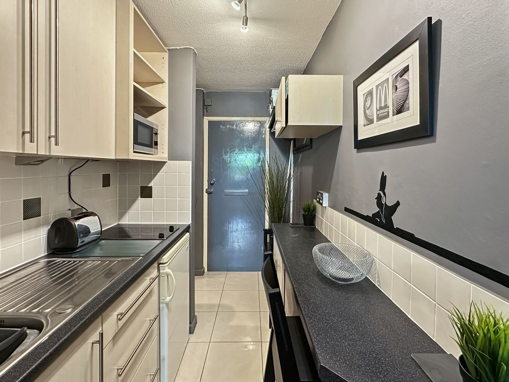 Property photo 3 of 8 Kitchen 1