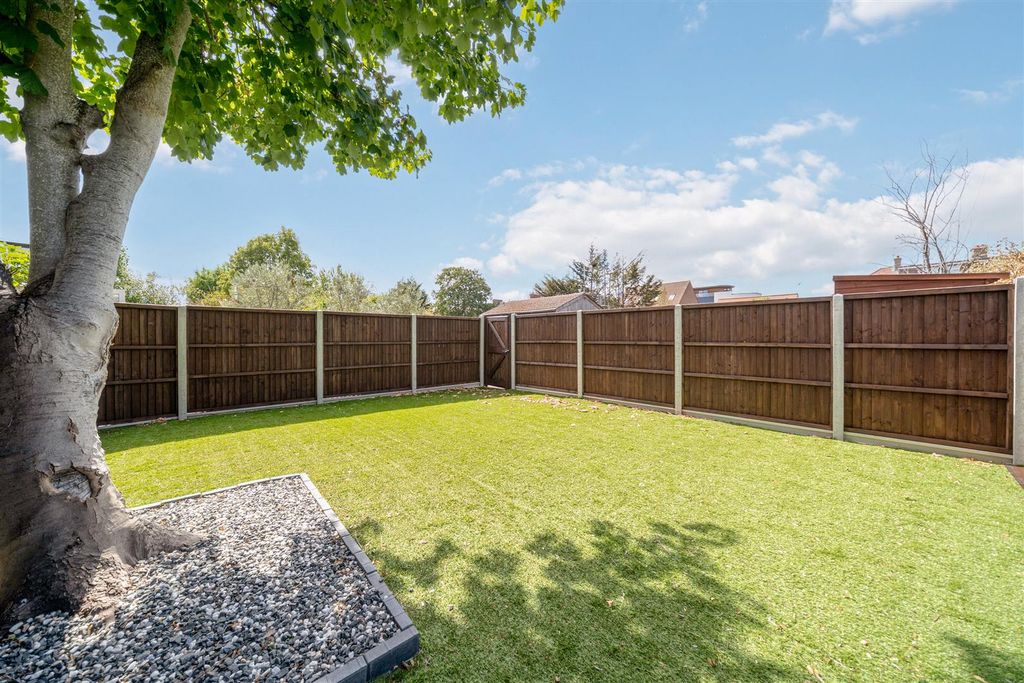 Property photo 2 of 11 Garden