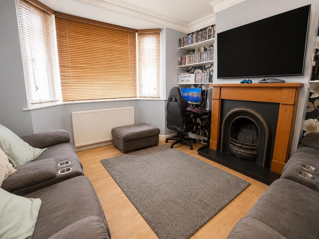 Property photo 3 of 11 Living Room