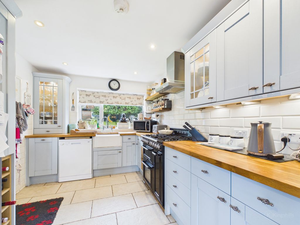 Property photo 3 of 16 Cam02136G0-Pr0528-Still007